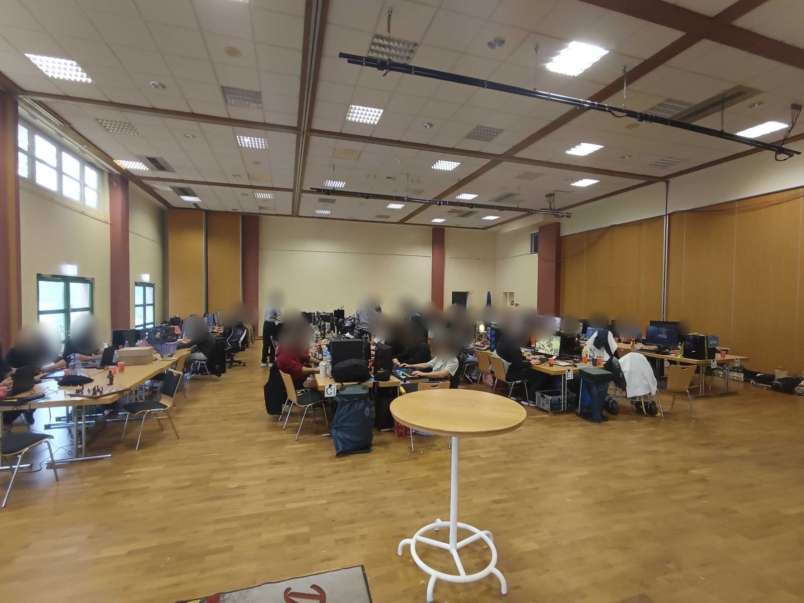 Mitten in der LAN: volle Tischreihen im großen Saal