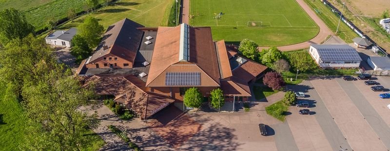 Die Nordhessenhalle in Volkmarsen von oben, mit Parkplatz und Sportplatz